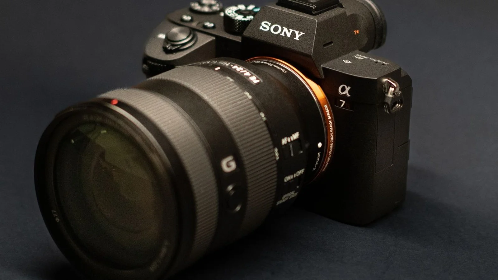Aparat cyfrowy (jak wybrać: mirrorless vs DSLR vs kompakt)